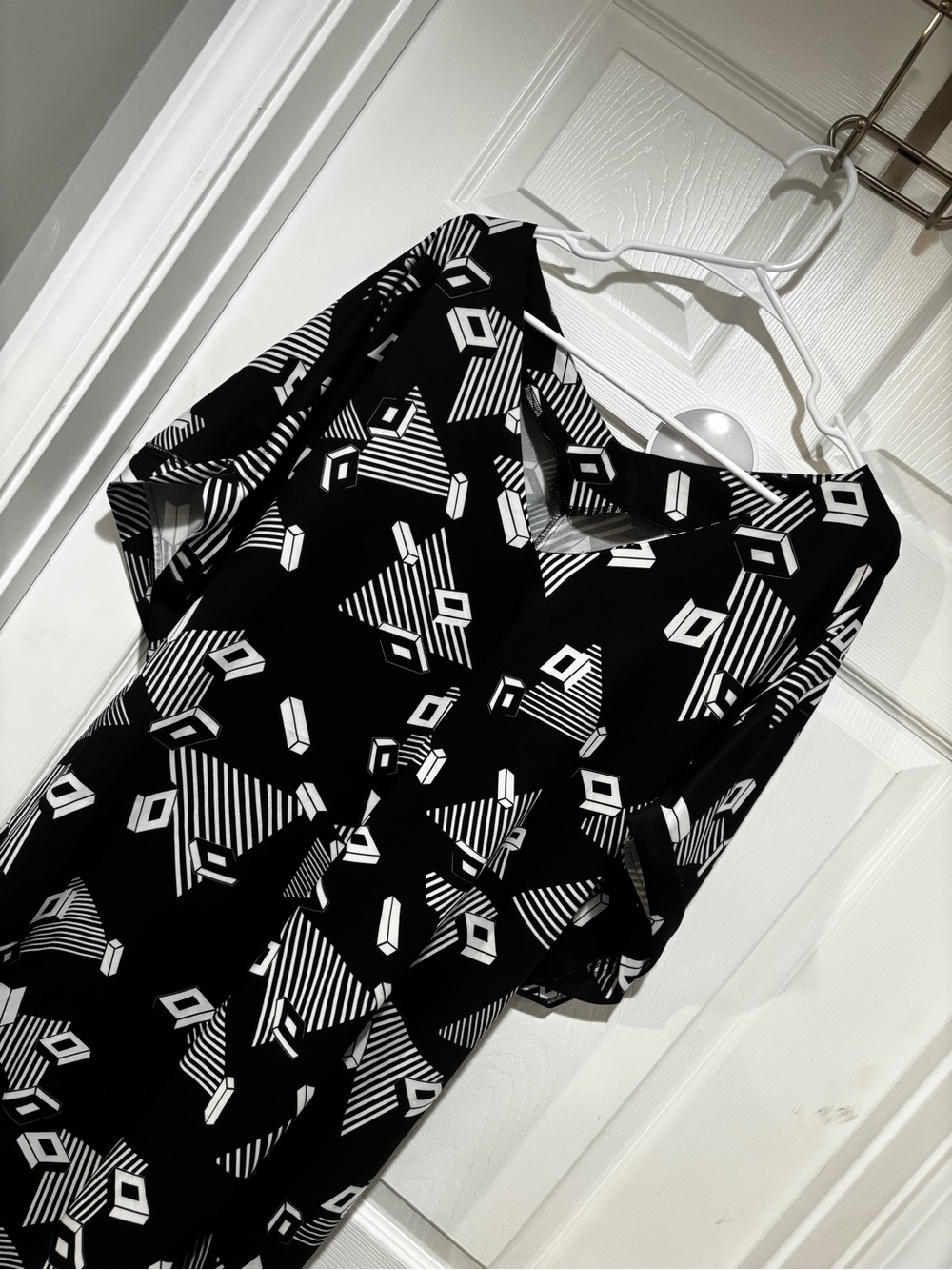 SHEIN Black & White Geometric V-Neck Tunic Dress